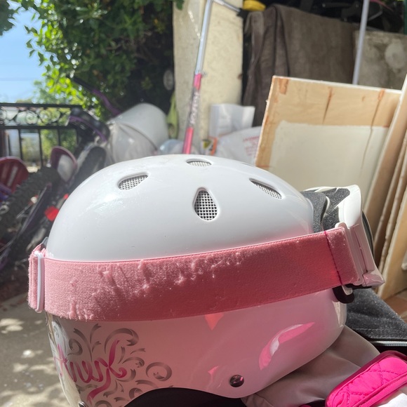 both of Skii helmet and goggle - Picture 5 of 5